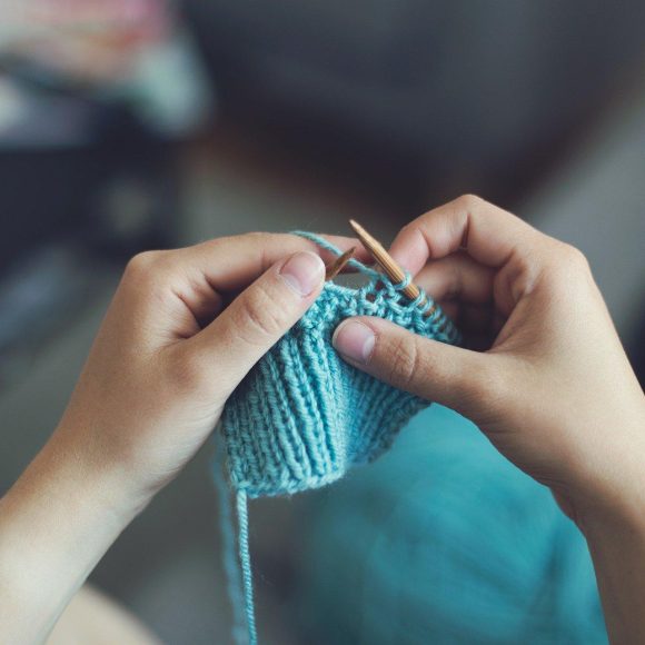 knit-869221_1920 Grubości włóczek, faktury i kolory — przewodnik dziewiarski