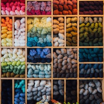 paul-hanaoka-4nabmlliGdU-unsplash(1) Od akrylu do kaszmiru – różnice, zalety, wady, co jest lepsze?