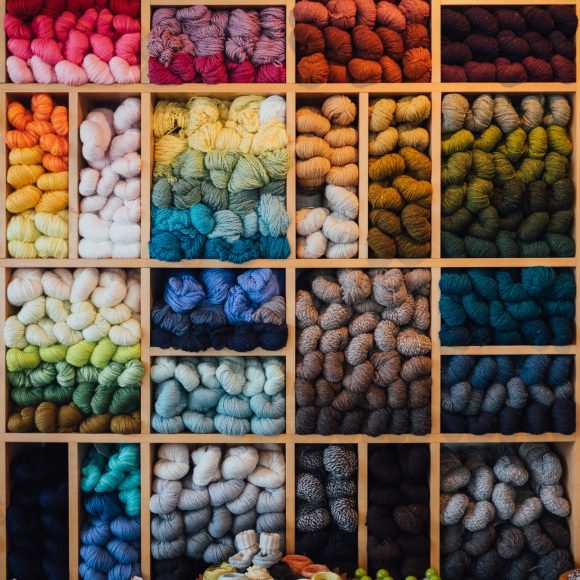 paul-hanaoka-4nabmlliGdU-unsplash(1) Od akrylu do kaszmiru – różnice, zalety, wady, co jest lepsze?