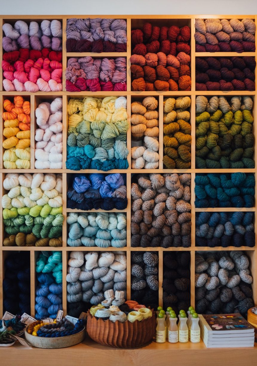 paul-hanaoka-4nabmlliGdU-unsplash(1) Od akrylu do kaszmiru – różnice, zalety, wady, co jest lepsze?