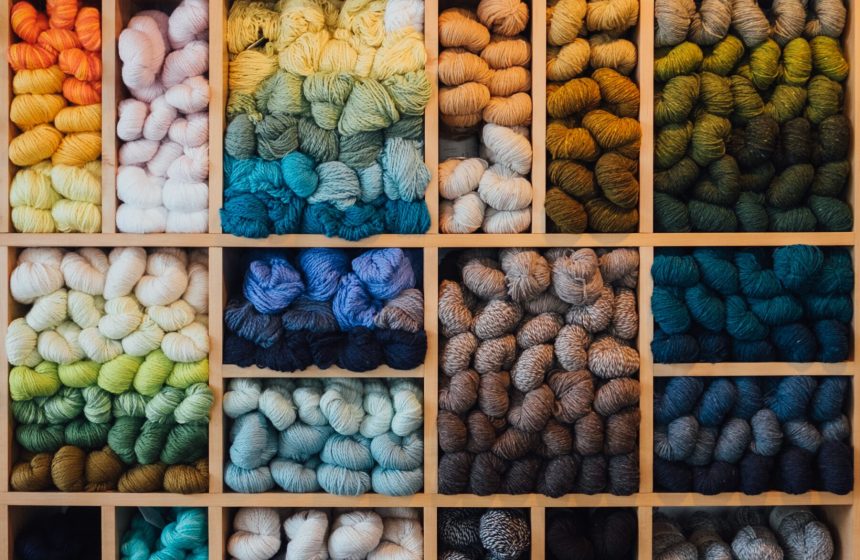 paul-hanaoka-4nabmlliGdU-unsplash(1) Od akrylu do kaszmiru – różnice, zalety, wady, co jest lepsze?